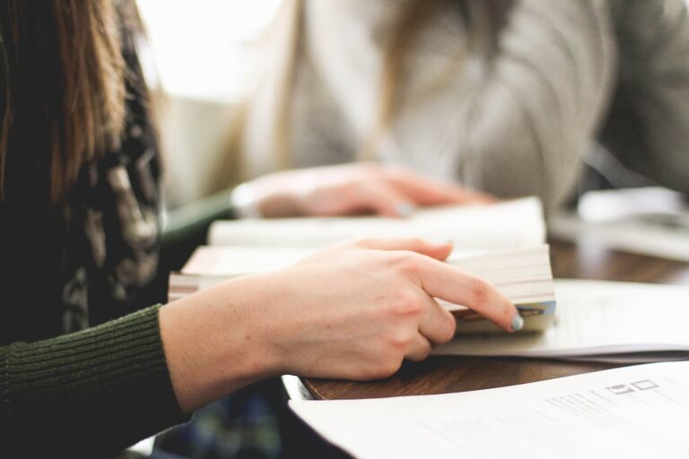 s'informer, s'éduquer pendant les loisirs avec des livres