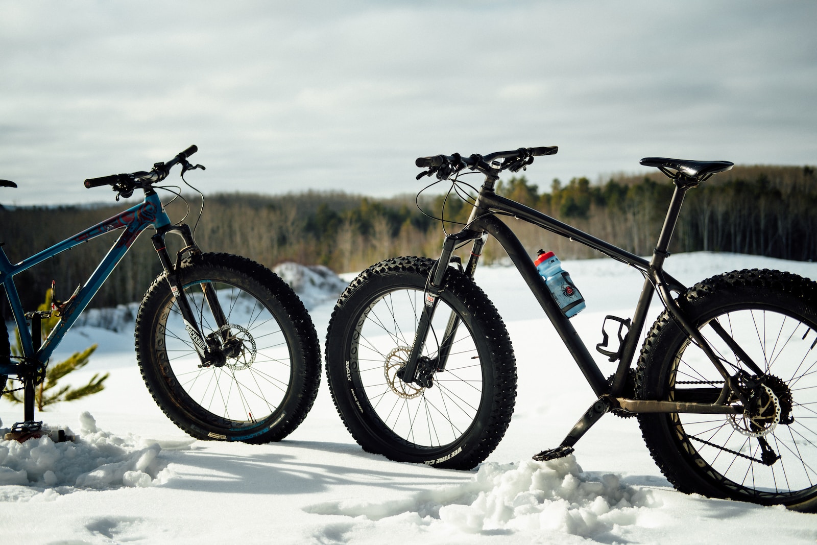 quelques fat bikes qui restent dans la neige