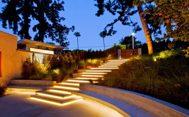 Blog pour passionnés du jardin : Un espace dédié à la nature et à la créativité verte Le jardinage est bien plus qu’un simple passe-temps. C’est une véritable passion qui permet de se reconnecter à la nature, de cultiver son propre espace de verdure et d’apprendre continuellement sur les plantes, les saisons et les techniques de culture. Un blog pour passionnés du jardin est l’outil idéal pour partager cette passion, échanger des conseils et découvrir de nouvelles astuces pour faire fleurir son jardin. Que vous soyez un amateur ou un expert, ce type de blog devient une source précieuse d’inspiration et d’apprentissage. Pourquoi suivre un blog pour passionnés du jardin ? Un blog pour passionnés du jardin offre une multitude d’avantages aux amateurs de verdure : Accès à des conseils pratiques : Du choix des plantes aux techniques d’entretien, un blog spécialisé propose des astuces adaptées aux saisons et aux types de sol. Découverte de nouvelles tendances : Le monde du jardinage évolue avec des méthodes innovantes telles que la permaculture, le jardin vertical ou l’agriculture biologique. Échange et partage avec d’autres jardiniers : Les blogs permettent d’interagir via les commentaires ou les forums, créant ainsi une véritable communauté de passionnés. Solutions écologiques : Un blog spécialisé peut aider à adopter des pratiques durables comme le compostage, la récupération d’eau de pluie ou les alternatives naturelles aux pesticides. Les thématiques incontournables d’un blog de jardinage Un blog pour passionnés du jardin aborde une grande variété de sujets pour répondre aux attentes de ses lecteurs. Parmi les thèmes les plus populaires : 1. Aménagement et décoration du jardin L’esthétique du jardin est primordiale pour en faire un espace agréable et apaisant. Les blogs proposent des idées inspirantes pour : Concevoir des jardins modernes, zen ou champêtres. Intégrer des éléments décoratifs comme des fontaines, pergolas et rocailles. Créer des zones fonctionnelles (potager, coin détente, jardin aromatique). 2. Techniques de culture et d’entretien Un jardin florissant demande du soin et des connaissances. Un blog bien structuré peut guider les passionnés à travers : Les meilleurs gestes pour arroser sans gaspiller. Les secrets du mulch et du paillage pour une terre fertile. L’identification et le traitement naturel des maladies des plantes. 3. Cultiver son propre potager De plus en plus de jardiniers s’intéressent à l’autosuffisance alimentaire et au jardin bio. Un blog spécialisé propose : Des calendriers de plantation et de récolte. Des conseils pour associer les légumes et éviter les nuisibles. Des idées pour transformer son balcon ou sa terrasse en mini-potager. 4. Jardinage écologique et durable L’impact environnemental du jardinage est un sujet crucial. Un blog pour passionnés du jardin peut aider à : Adopter la permaculture pour un jardin autonome. Installer des hôtels à insectes et préserver la biodiversité. Produire son propre compost pour enrichir la terre naturellement. 5. Plantes et fleurs adaptées aux différentes saisons Un jardin évolue au fil de l’année, et chaque saison apporte son lot de défis. Les jardiniers peuvent y trouver : Les meilleures plantes pour chaque période de l’année. Des conseils pour protéger son jardin en hiver. Des techniques pour prolonger la floraison au printemps et en été. Comment optimiser un blog de jardinage pour une meilleure visibilité ? Pour qu’un blog soit bien référencé et attire une audience qualifiée, certaines bonnes pratiques SEO doivent être mises en place : Utilisation naturelle du mot-clé, comme "blog pour passionnés du jardin", dans les titres et le contenu. Structuration avec des sous-titres pour améliorer la lisibilité. Méta-descriptions engageantes pour inciter au clic. Images de qualité optimisées pour enrichir le contenu et améliorer l’expérience utilisateur. Fréquence de publication régulière pour maintenir l’intérêt des lecteurs et améliorer le référencement. Créer une communauté autour du jardinage Un blog sur le jardinage ne se limite pas à la publication d’articles. Il peut devenir un espace d’échange et de partage : Encourager les commentaires et interactions sous chaque article. Proposer des challenges et concours, comme la plus belle photo de jardin ou la meilleure idée écologique. Collaborer avec des experts ou passionnés pour diversifier les contenus. Organiser des rencontres virtuelles ou locales pour fédérer une communauté. Conclusion : Le jardin, une passion à partager grâce aux blogs spécialisés Un blog pour passionnés du jardin est une véritable mine d’informations et d’échanges pour les amateurs de verdure. En combinant des conseils pratiques, des inspirations esthétiques et une approche écologique, il devient un outil incontournable pour tous ceux qui souhaitent cultiver leur espace naturel. Grâce à une optimisation SEO efficace et une approche communautaire, un blog spécialisé peut toucher un large public et inspirer de nombreux jardiniers.