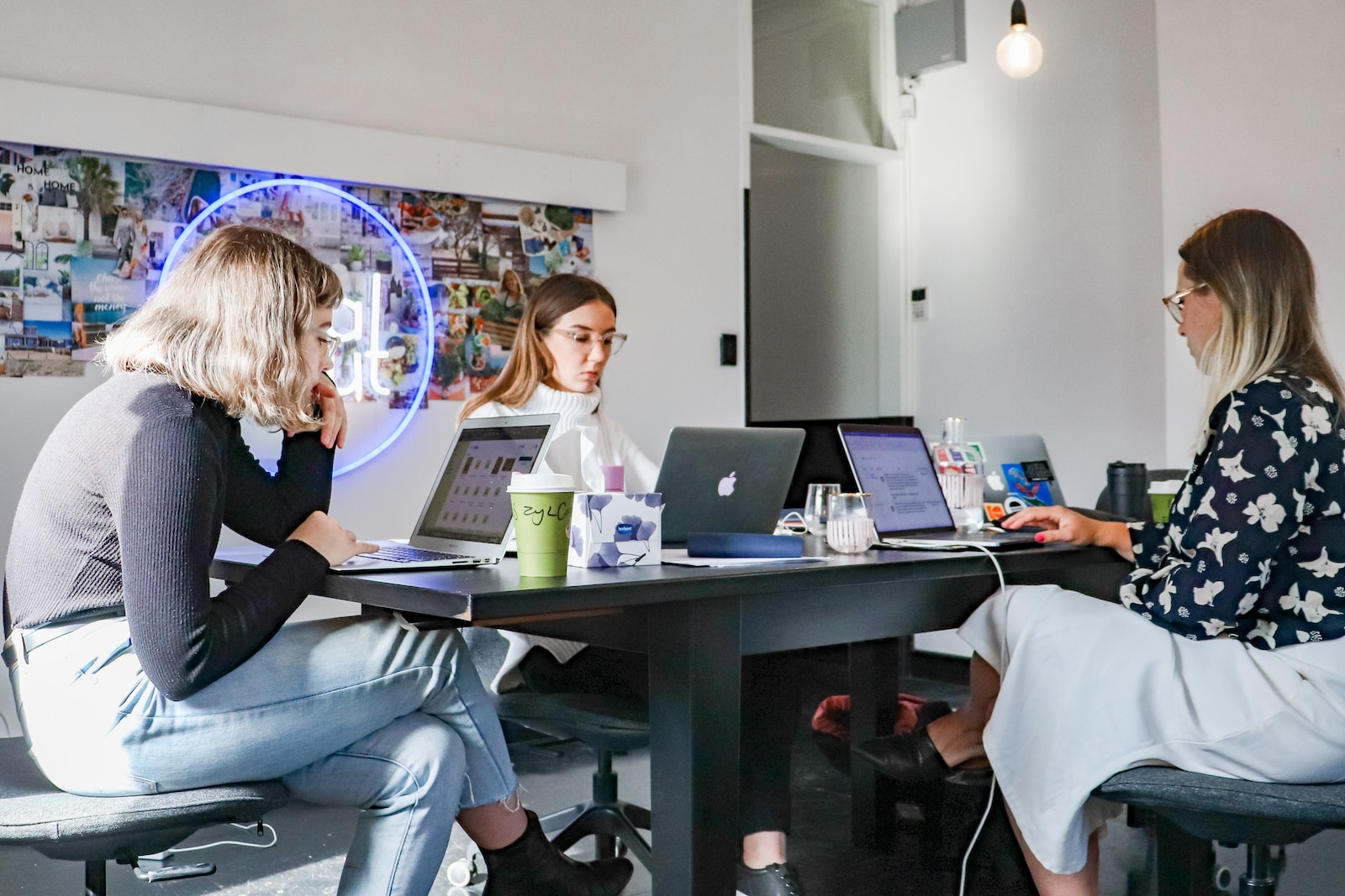 Des femmes travaillent dans la startup q'uelles ont créés