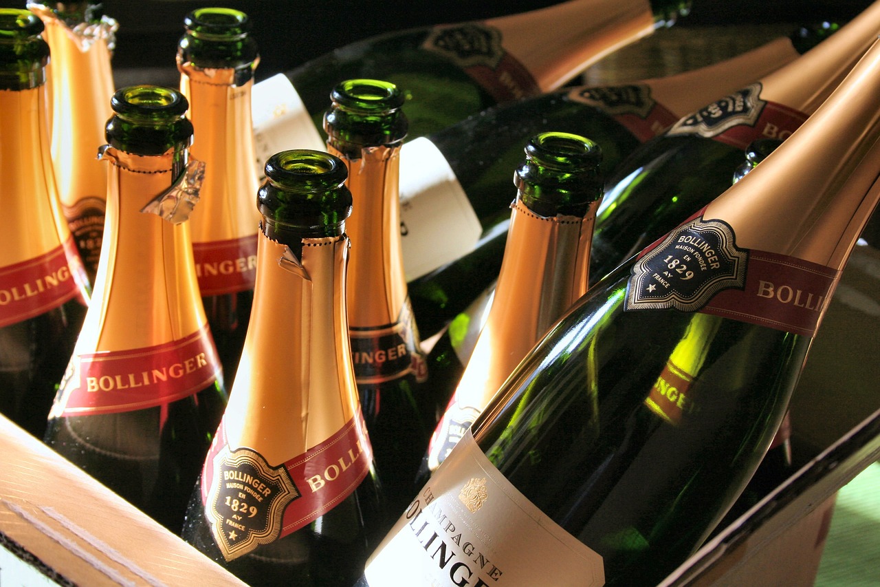 découvrez l'univers de bollinger, une maison de champagne renommée pour son savoir-faire, ses cuvées prestigieuses et son héritage exceptionnel. plongez dans un monde d'élégance et de raffinement avec nos champagnes d'exception, parfaits pour toutes les occasions.